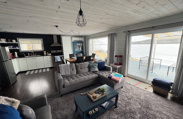 Cozy Lakeside Cottage with hot tub, games room, kayaks and paddle boards.