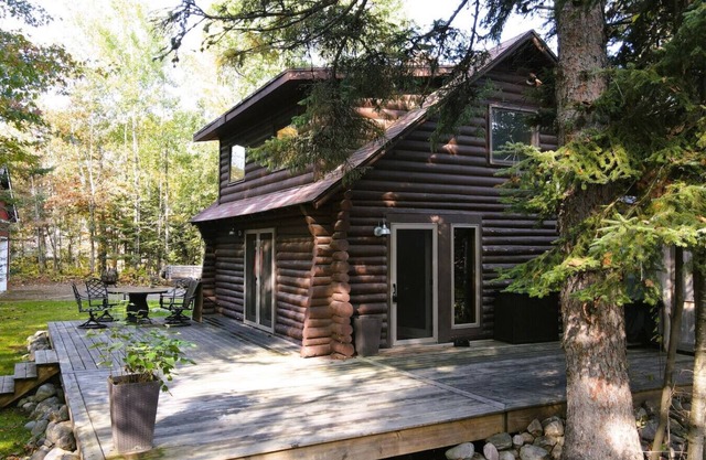 Cozy Lakeside Log Cabin Perfect for Any Season