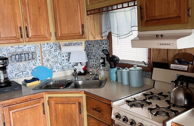 Cozy lakeside mobile home in lovely Mission with WiFi, AC, pool, hot tub, trails