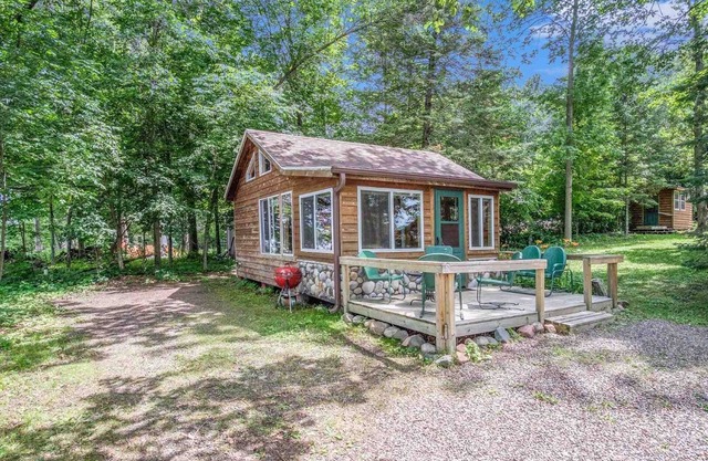 Acogedor refugio junto al lago Northwoods en un entorno tranquilo