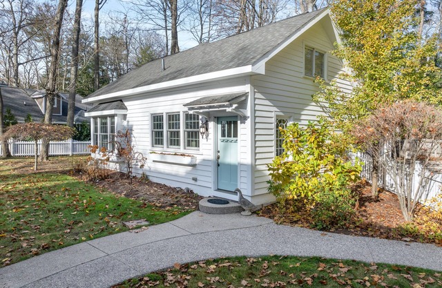 Cozy Lakeview Carriage House – Your Perfect Vacation Escape!!!
