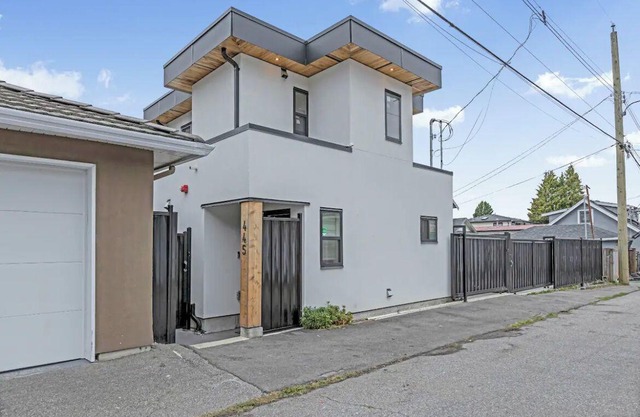 Cozy Laneway House In The Heart of the City!