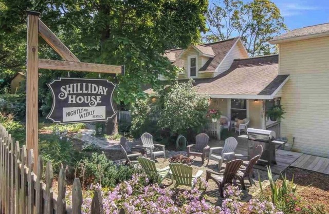Cozy Large House, Big Porch, Fire Pit, Live Music Brewery, Heart of Lake Ann!