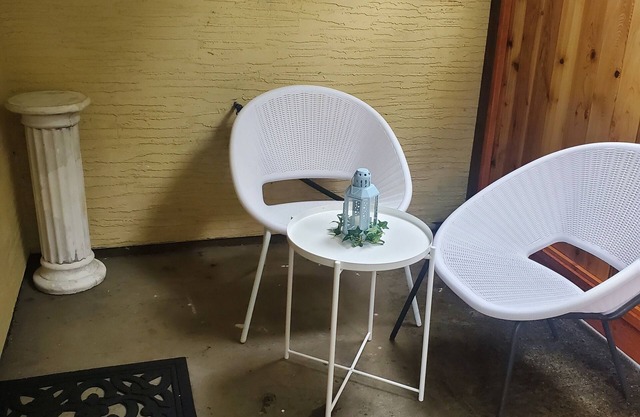 Cozy little all private one bedroom and den that accommodates 4 people