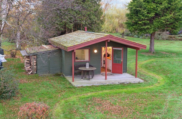 Cozy little annex with a sea view.