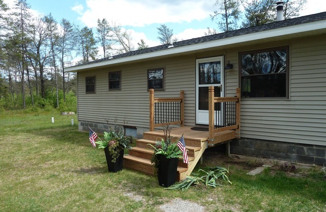 Cozy Lodge on 10 acres- Sleeps 9, Newly Renovated, Game Room, Lg Deck, Irons MI.