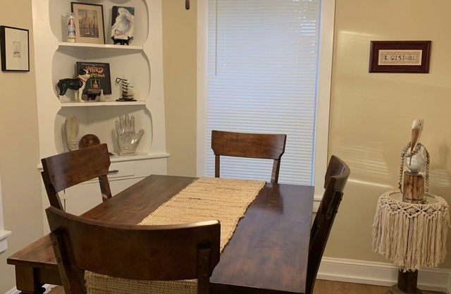 Cozy Loft Apartment....Safe quiet area.... Great for singles or couple