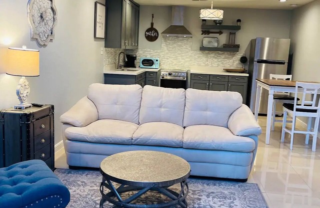Cozy loft Centrally Located 1 Bedroom Loft with Gated Pool and Wifi