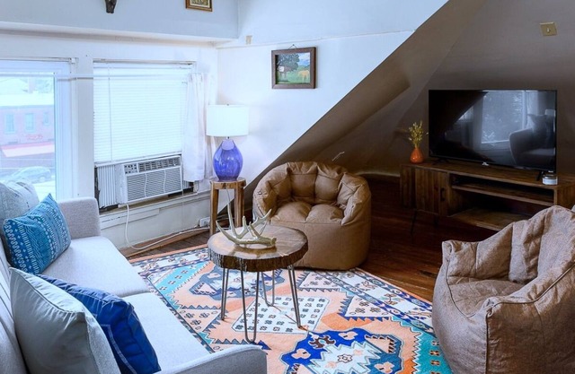 Cozy Loft in KY! Perfect Location!