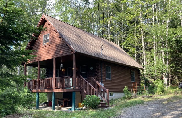 Cozy log cabin! Enjoy Vacationland at its very best. Beaches, waterfall & trees