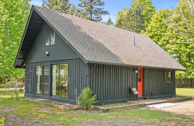 Cozy Log Cabin on 1 Acre