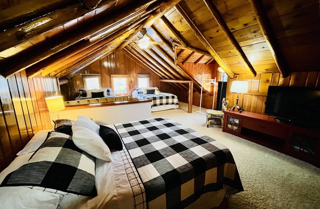 Cozy Log Cabin on Golf Course, Across from Otsego Lake