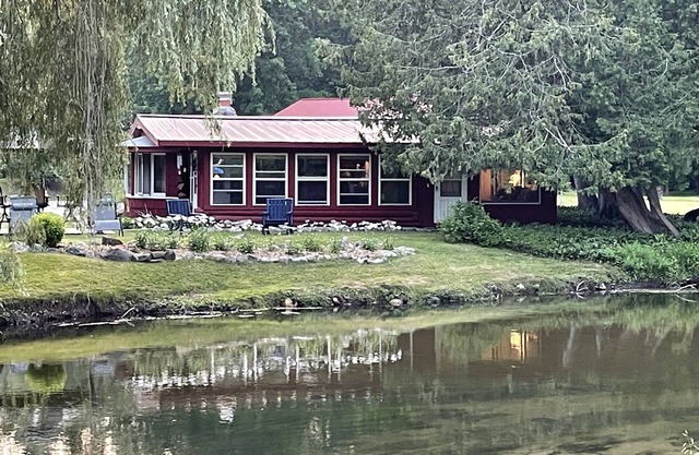Cozy Log Cabin on the Jordan River... 20 minutes from Boyne Mountain!