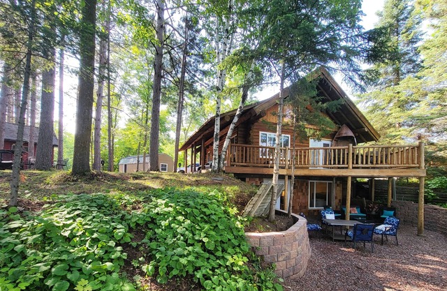 Cozy Log Cabin Retreat on Sturgeon Lake