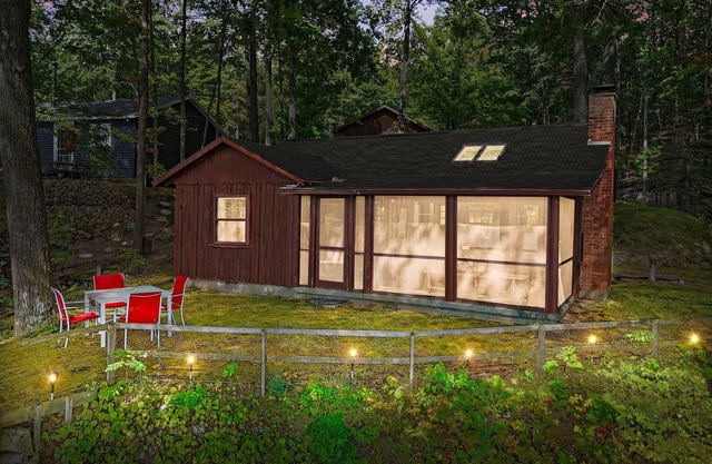 Cozy log cabin with amazing lake views!