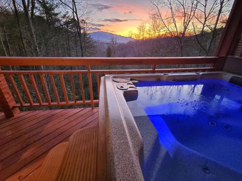 Cozy Log Cabin With Mountain Views, Hot Tub, And Game Room