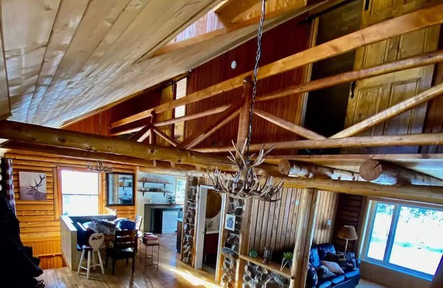 Cozy log cottage + TreeHouse