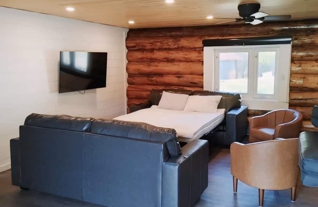 Cozy Log Guesthouse with River Views