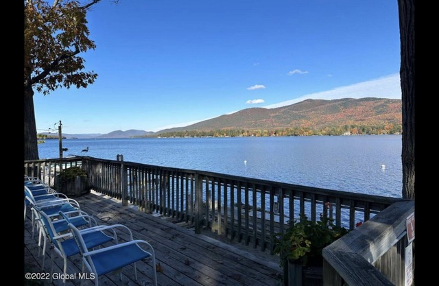 Cozy log home 1 block from private Lake George waterfront association