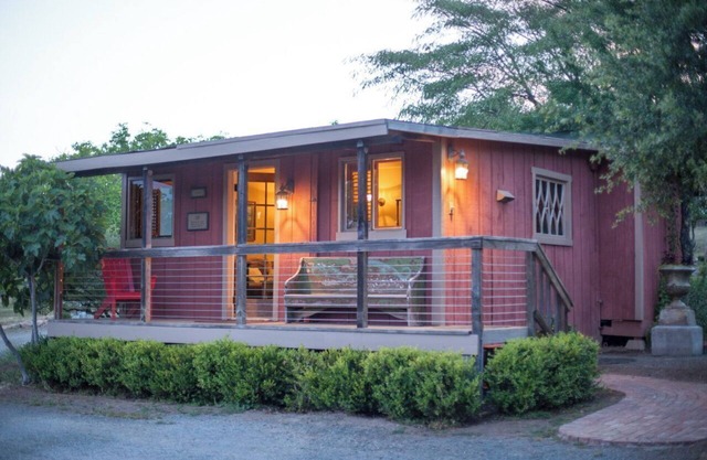 COZY 'LOVE SHACK' with kitchen, pool and infinity hot tub - near CALISTOGA