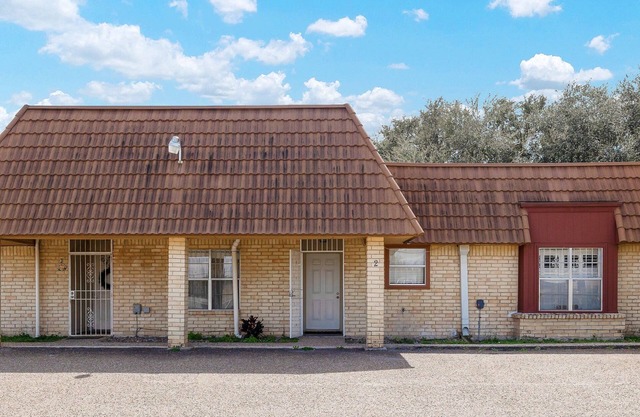 Cozy, Lovely 2 bedroom 2.5 bathrooms Recently remodeled.