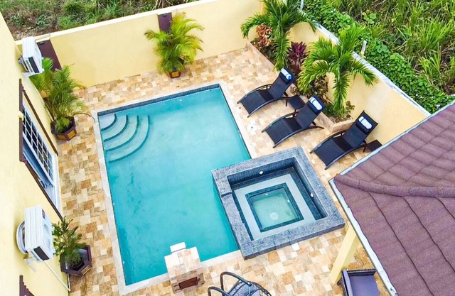Cozy Luxury Hideaway With Free Wifi,Parking,Swimming Pool&Jacuzzi Near Negril 3b