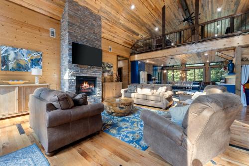 Cozy Luxe Cabin Hot Tub plus Firepit