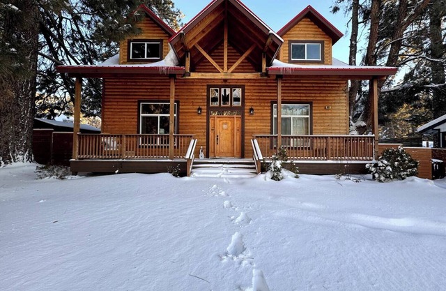 Cozy Luxe Mountain Cabin Getaway