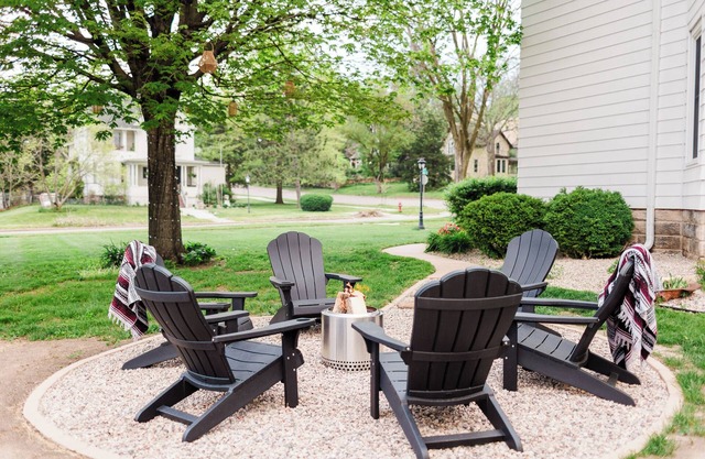 Cozy Luxe Retreat| High-End Design w/outdoor fire pit WI Dells, Cascade MT, Devils Lake