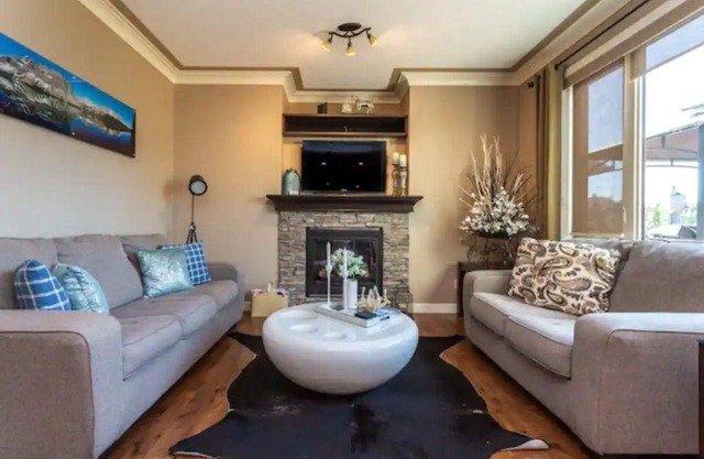 Cozy & Luxurious Ridge Home - including 2nd suite