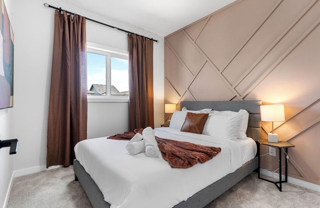 Cozy| Luxury|AC| Near West Edmonton Mall |King Bed