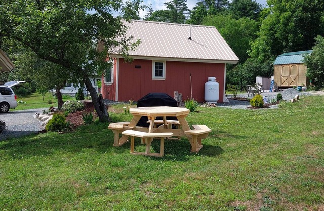 COZY Maine cabin 1-bedroom +sl loft cabin with WiFi and TV in Apple Orchard