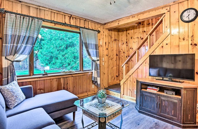 Cozy Manistee Home: Walk to Beach & Downtown!