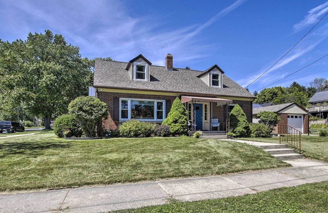 Cozy Manitowoc House - 1 Block to Lake Michigan!