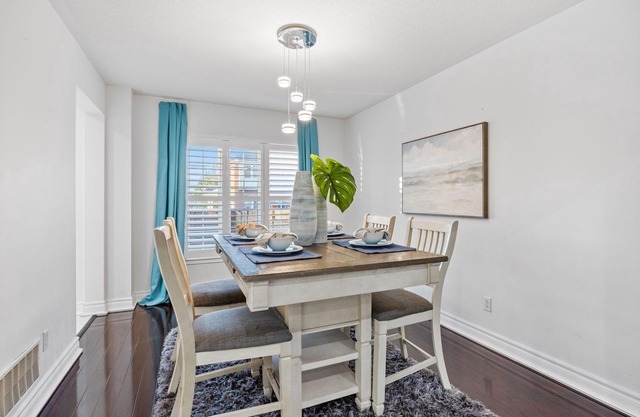 Cozy Master En-suite in Ajax (Student/Working Professional/Short Stay/Long Term)
