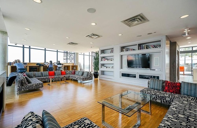 Cozy Master Suite Room in Gastown Vancouver