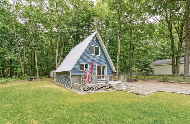 Cozy Michigan Escape w/ Deck, Fire Pit & Grill!