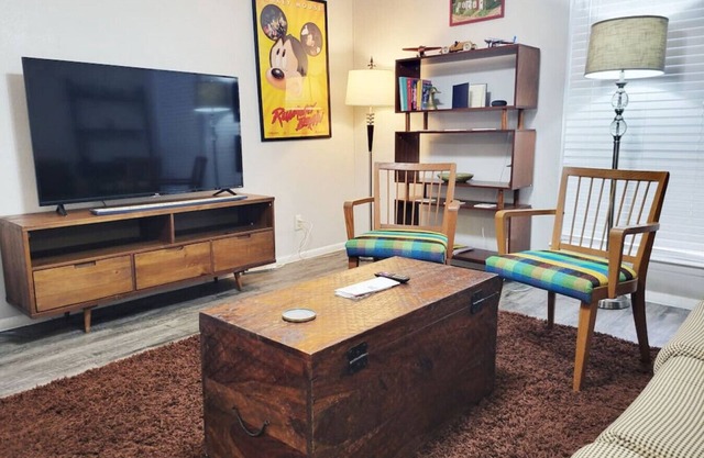 Cozy Midtown Apartment, King Bed