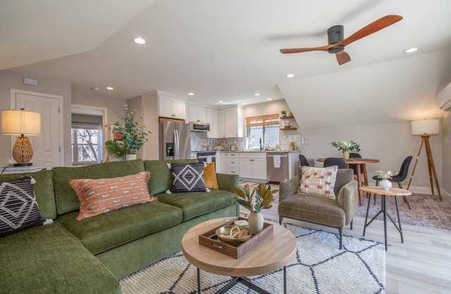 Cozy Midtown Loft. Walk Everywhere!