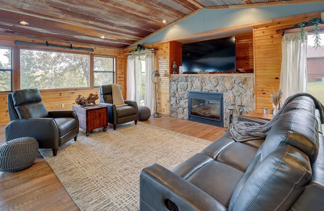 Cozy Missouri Cabin w/ Furnished Deck & Lake Views!