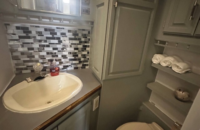 Cozy mobile home on the river in Benton City with WiFi and AC
