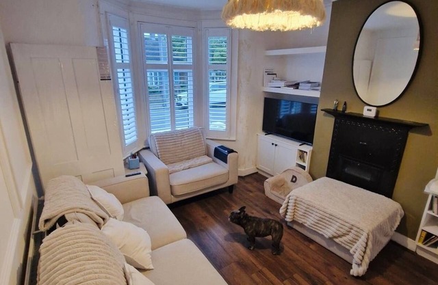 Cozy Modern 3 Bed House in Isleworth, London. Pet-Friendly!
