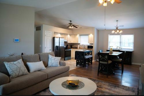 Cozy, Modern 3BR Mins to Louisville WiFi AC