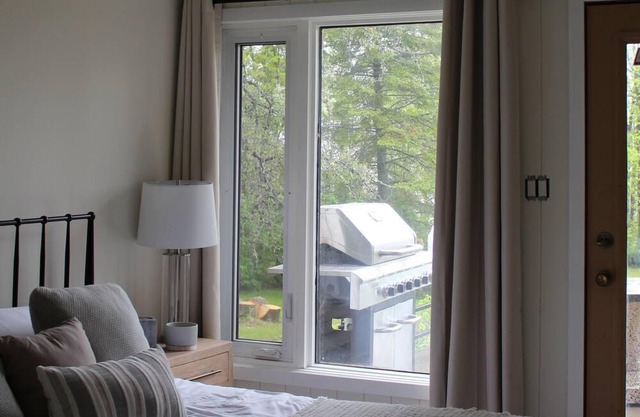 Cozy modern 4 season lake front cottage w/ hot tub