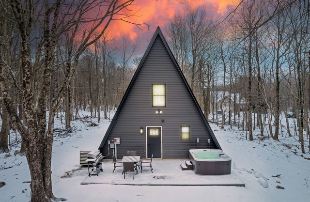 Cozy Modern A-Frame with Hot tub, Fireplace, soak tub & Games