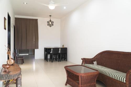 Cozy, Modern, Air Cond Gambang Water Park Homestay - The Pigeon Guest House