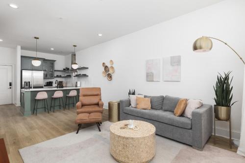 Cozy Modern Condo 4 Beds, 2 Bedrooms with FREE Parking