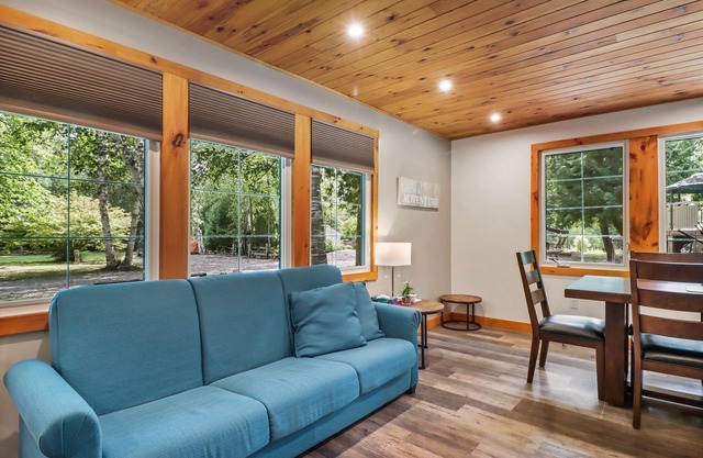 Cozy modern Cottage on the Talbot River in beautiful park like setting