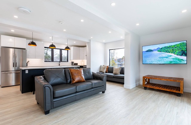 Cozy Modern Cottage - Walking distance to 5 beach access points