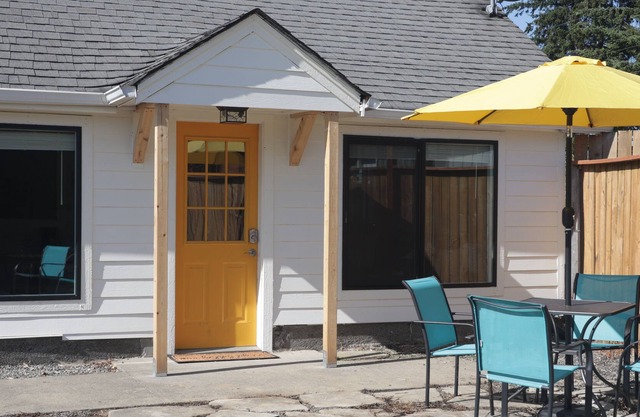 Cozy, Modern Guest Cottage with Private Yard- Peaceful Country Living!